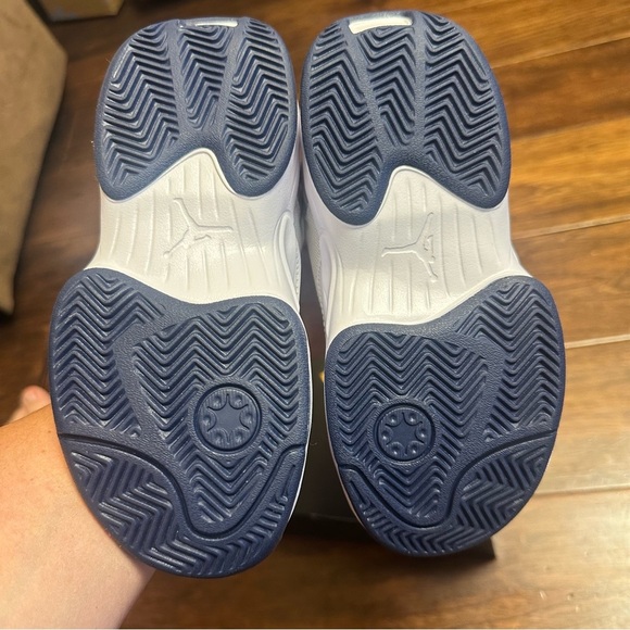 Jordan Max Aura 6 Little Kids' Shoes (White/VarsityRed/Midnight Navy) Size 12c - Picture 10 of 13